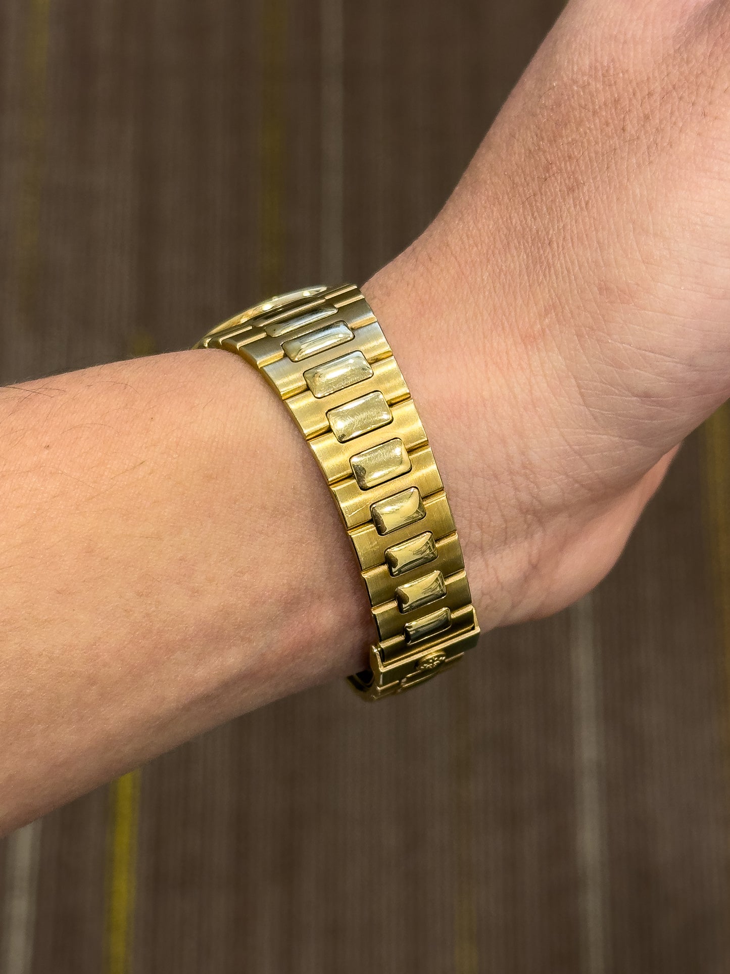 Patek Philippe Nautilus Ref. 3800/1J - 3800J – Yellow Gold, Blue Dial (1985)